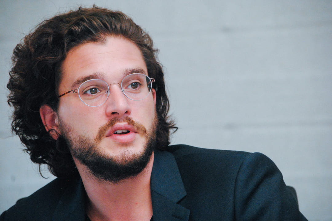 Le mi-long bouclé de Kit Harrington