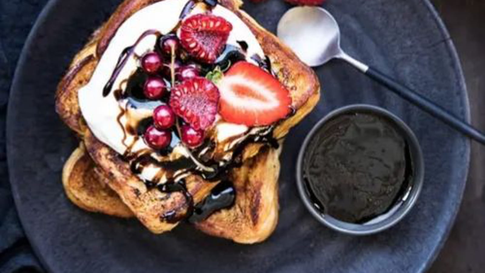 Brioche perdue au caramel de vinaigre balsamique Clovis et fruits rouges