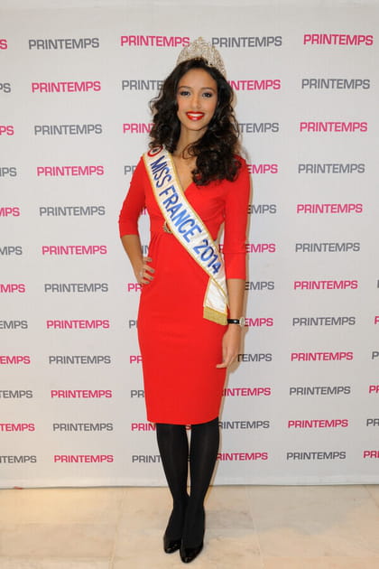 Flora Coquerel en robe rouge midi