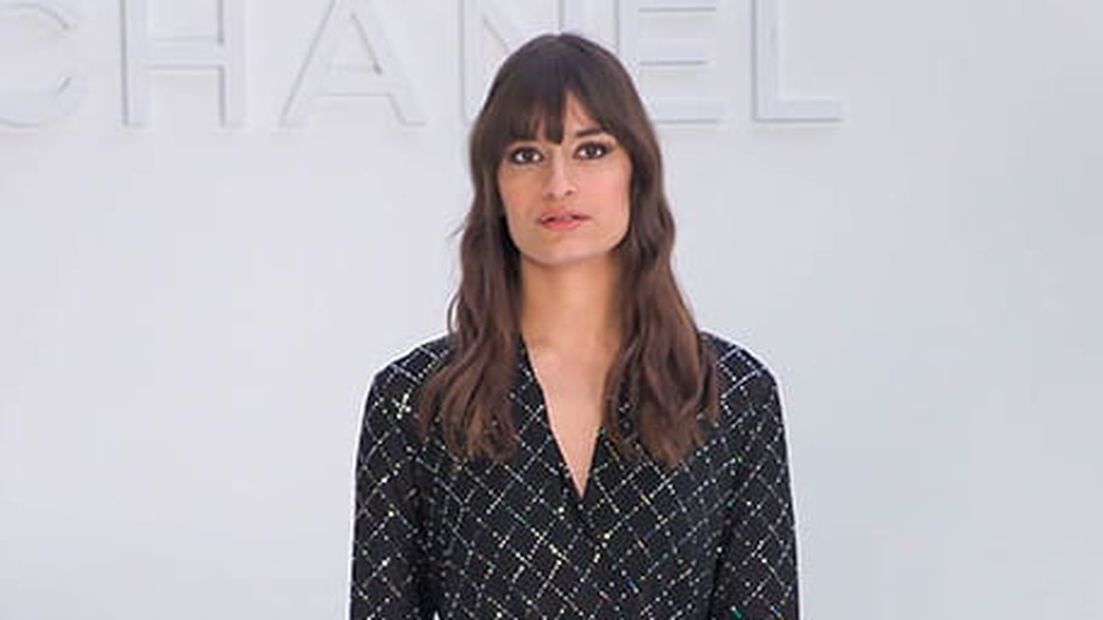 Clara Luciani chanteuse et icône du chic vintage à la française en 20 looks