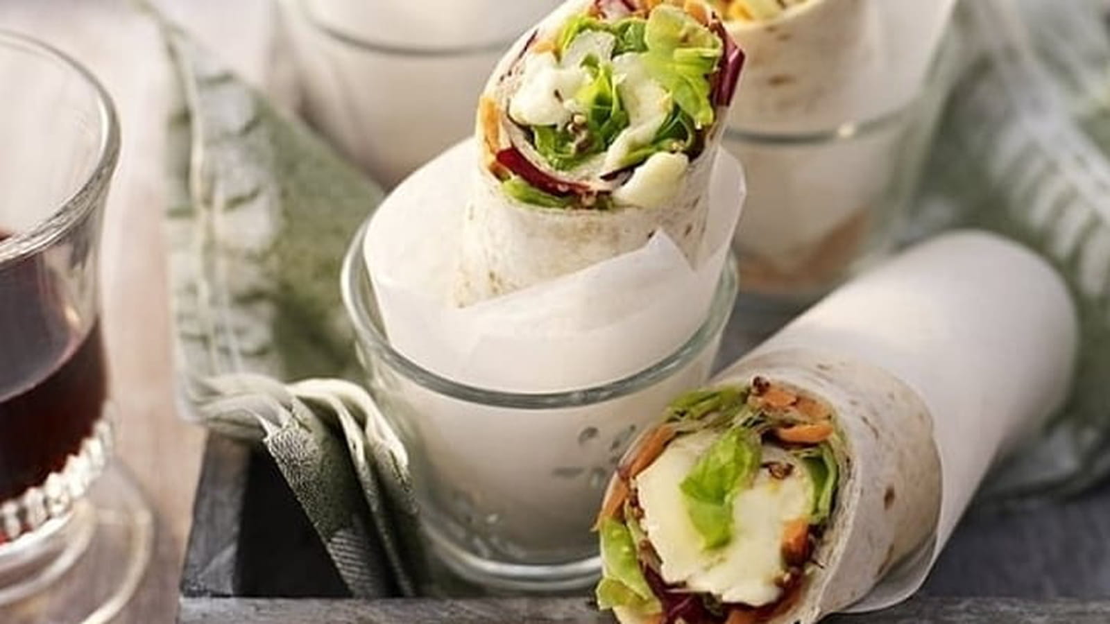 Roulés au camembert et crudités