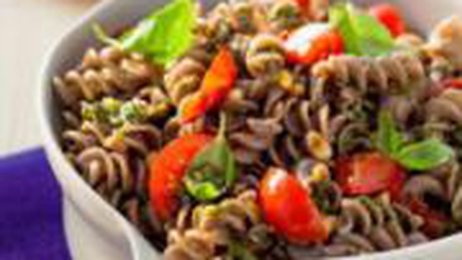 Salade de Fusilli au sarrasin, pesto, tomates et pignons de pin
