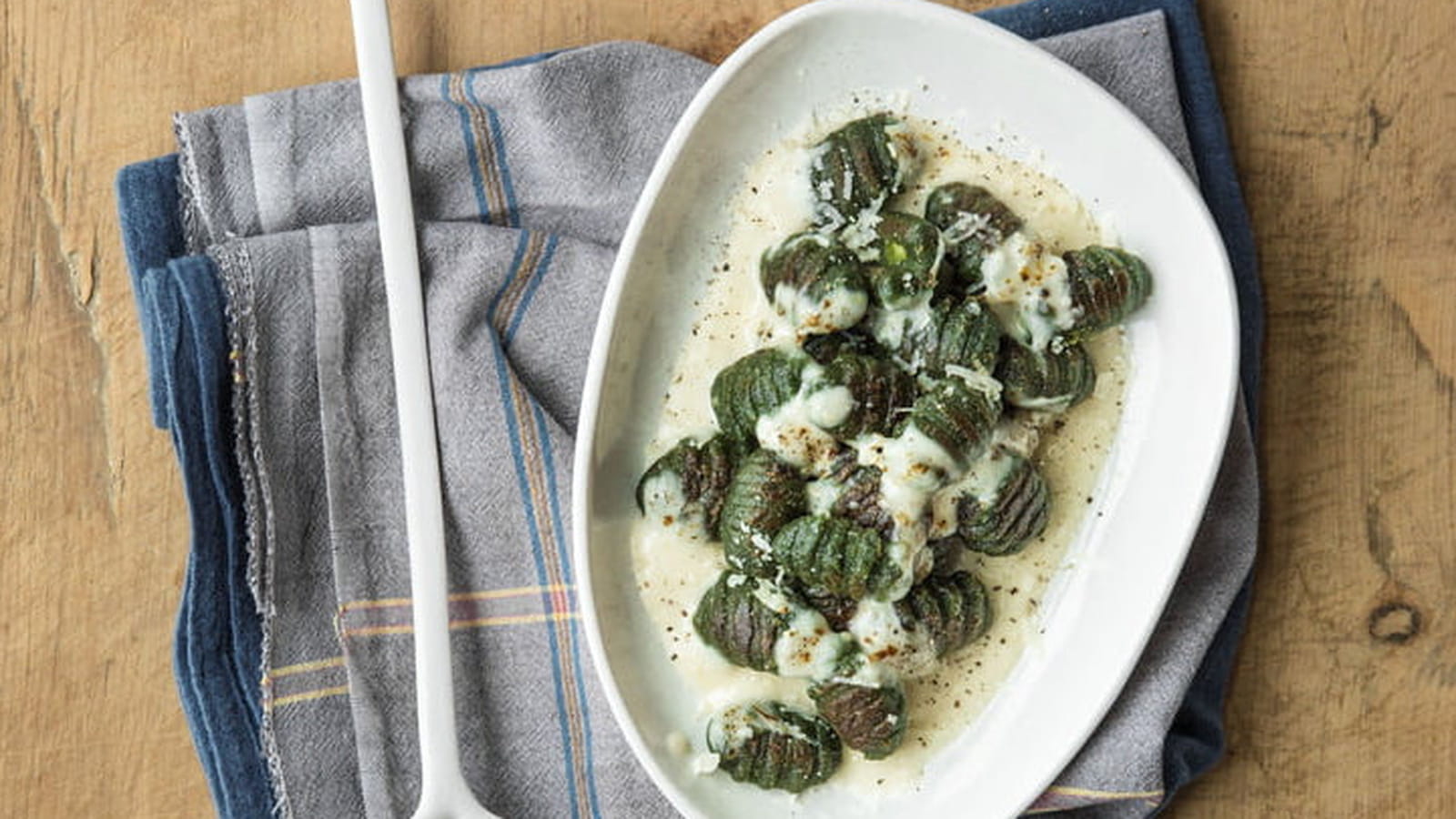Gratin de gnocchi à poêler épinards avec béchamel et poivre noir