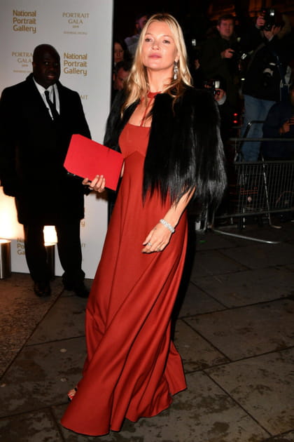 FLOP&nbsp;: Kate Moss en robe et fourrure