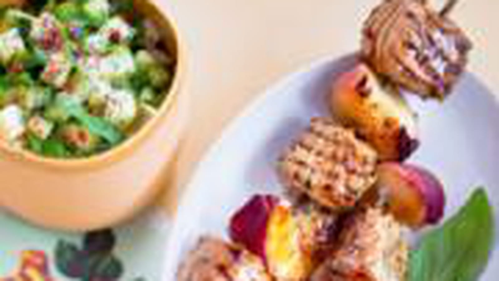 Brochettes de veau au miel et pêches, courgettes
