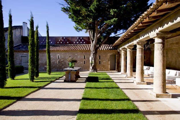 Au clo&icirc;tre, des all&eacute;es de jardin faite de terre