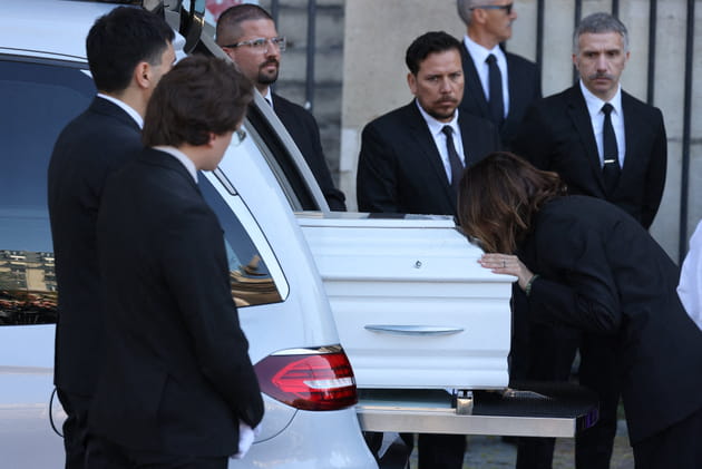 Laura Smet embrasse le cercueil de sa m&egrave;re, Nathalie Baye, &agrave; Saint-Sulpice