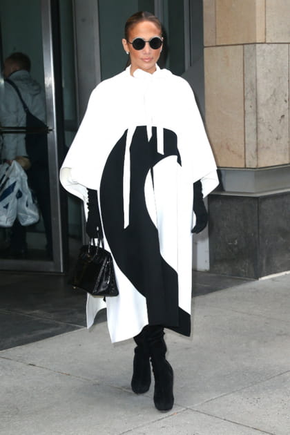 Jennifer Lopez en robe maxi blanc et noir