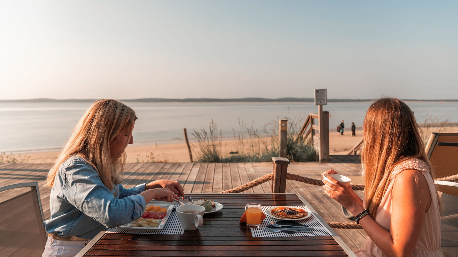 Sur la terrasse panoramique en bord de plage