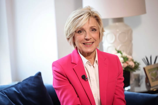 Evelyne Dh&eacute;liat&nbsp;: l'habitude qu'elle a depuis 1968&nbsp;chez TF1&nbsp;pour rester en forme &agrave; 76&nbsp;ans