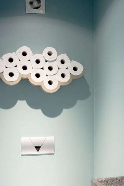 Un rangement arty au-dessus du cabinet