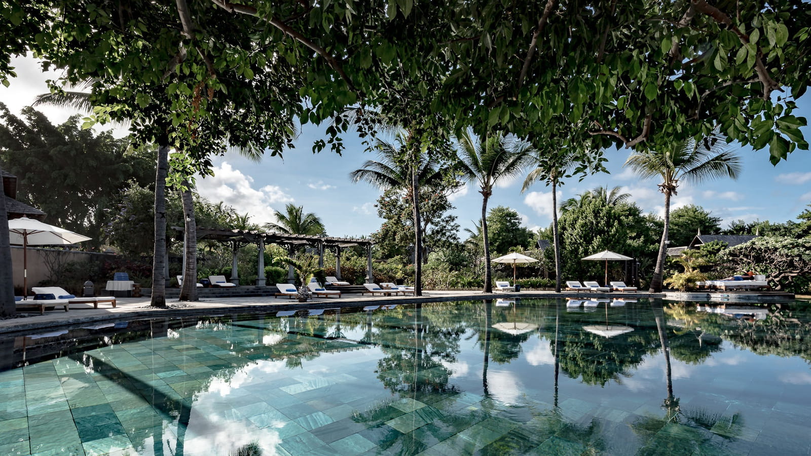 La piscine majestueuse de l'hôtel 