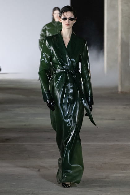 Trench en cuir vert et gants longs aperçus sur le défilé Avellano