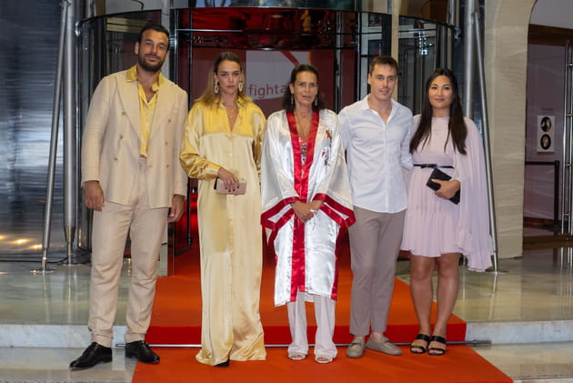 Stéphanie de Monaco entourée de ses enfants Pauline et Louis et de leurs compagnons respectifs Maxime et Marie