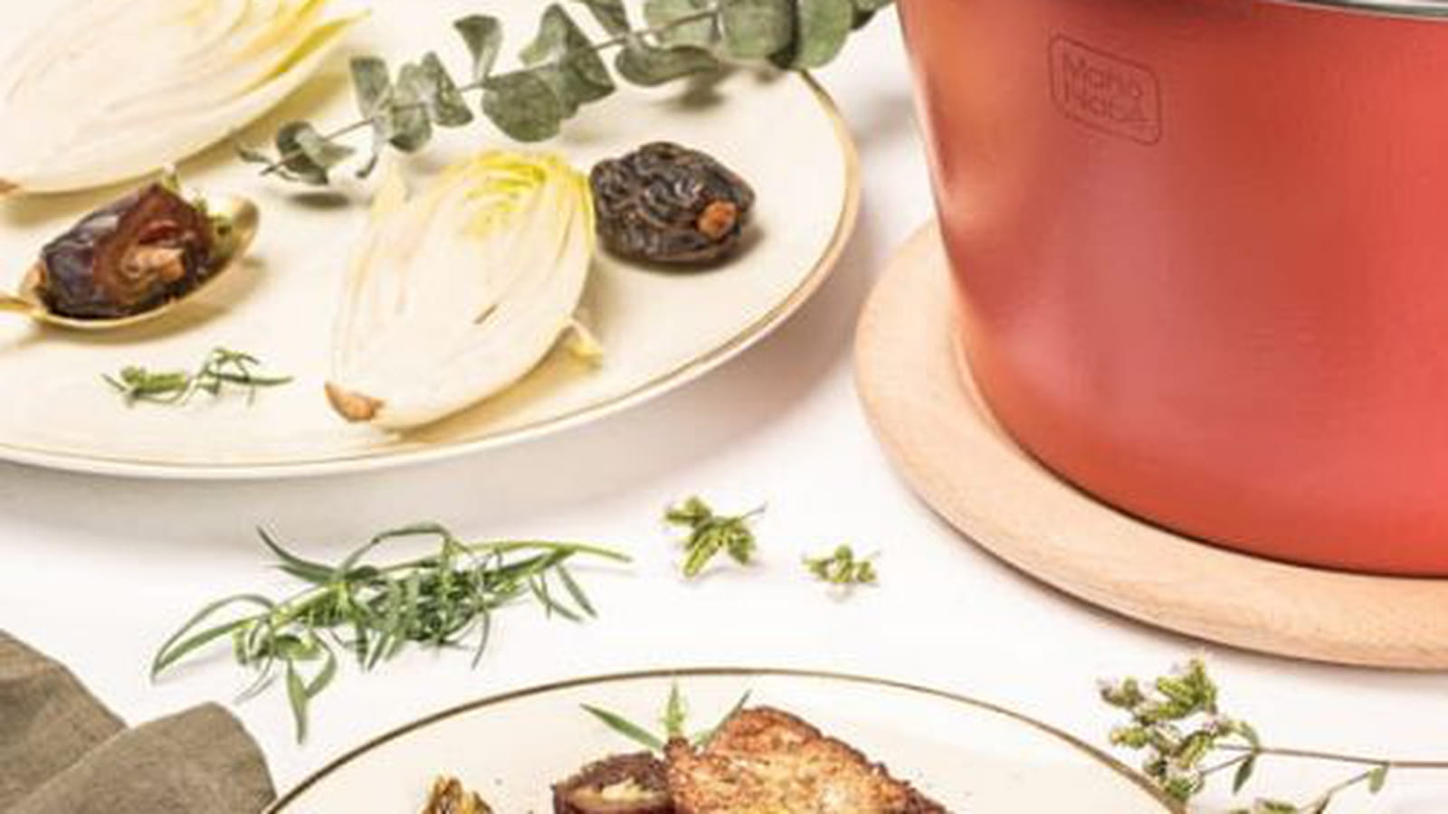 Foie gras chaud, dattes fourrées au citron et feuilles d’endives caramélisées