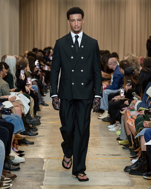 Look 77&nbsp;du d&eacute;fil&eacute; Burberry