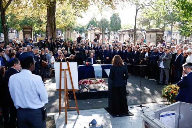 Les invités se recueillent devant le cercueil de Jean-Pierre Elkabbach