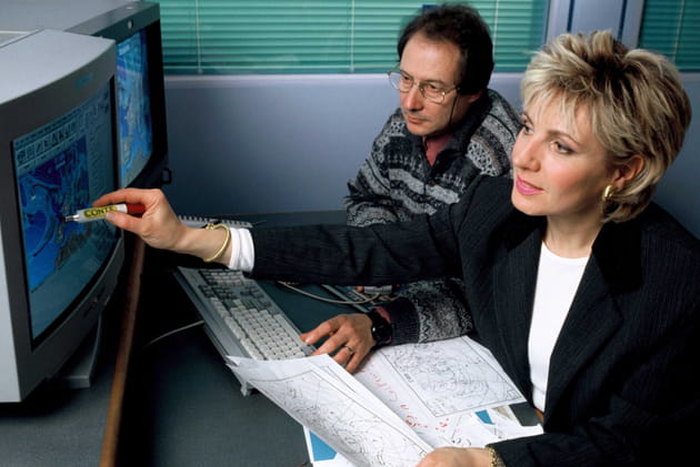 Evelyne Dhéliat en pleine préparation du bulletin météo en 1998