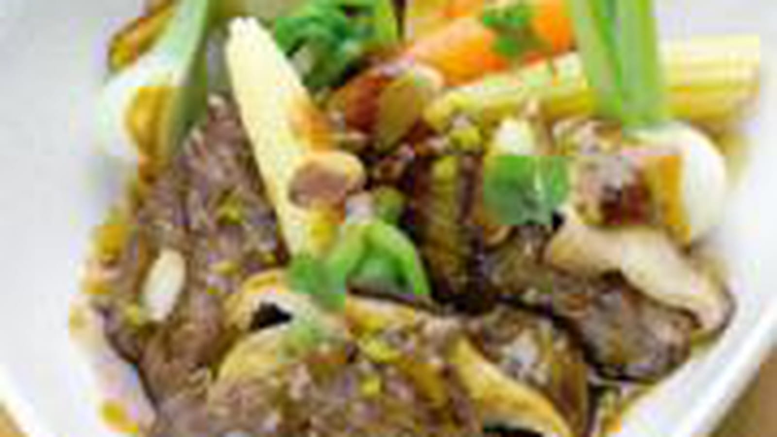 Wok d'onglet de veau flambé, pleurotes, mini légumes