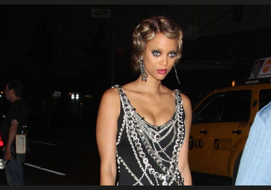 La coiffure crant&eacute;e de Tyra Banks