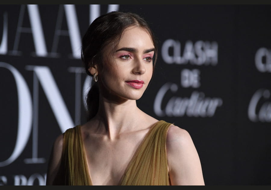 Lily Collins, coquette avec ses paupi&egrave;res roses
