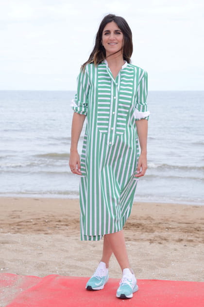 Géraldine Nakache en robe polo vert et blanc à rayures et baskets
