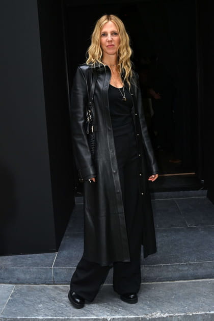 Sandrine Kiberlain en longue veste en cuir