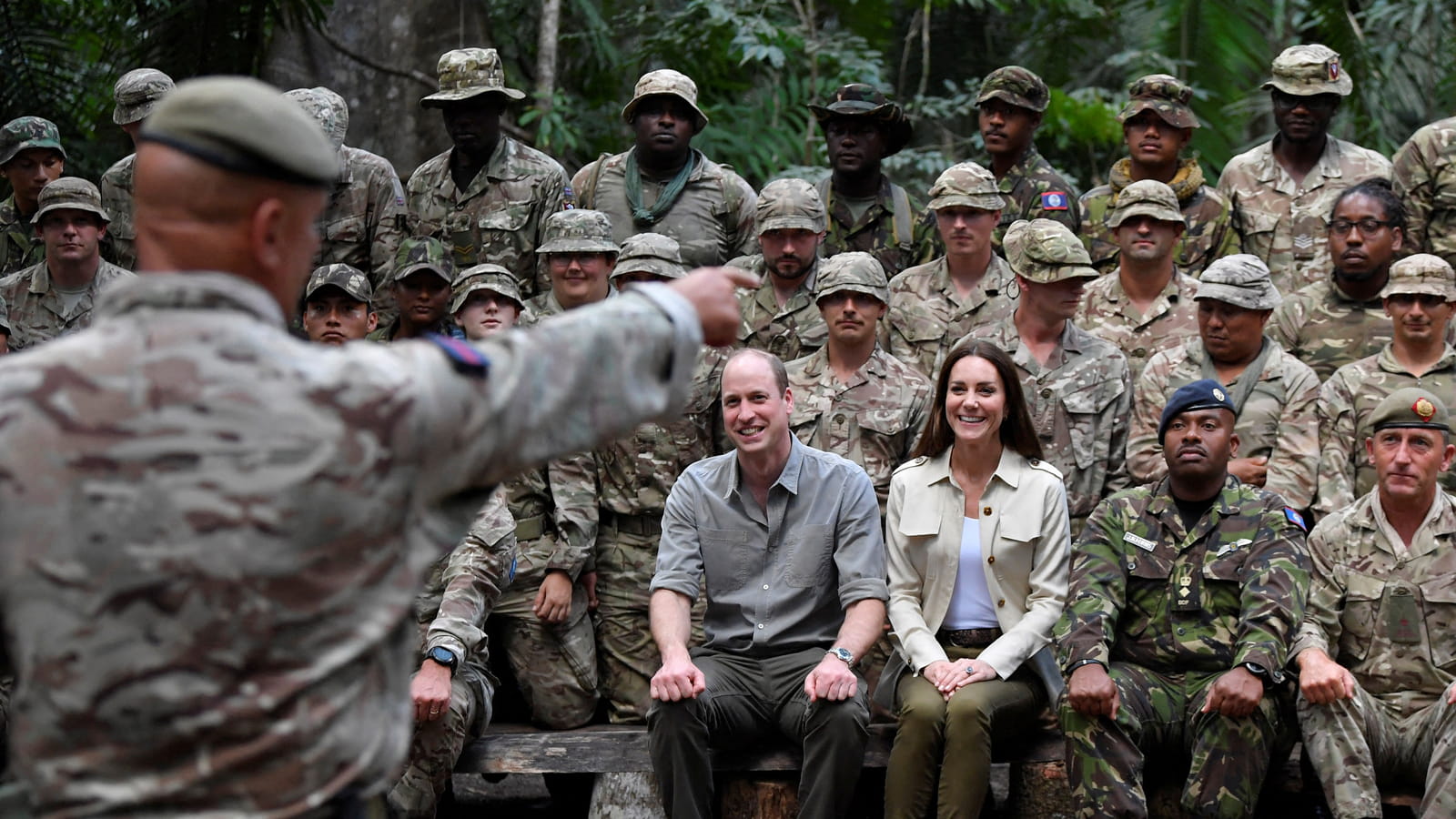 Kate, William et des militaires
