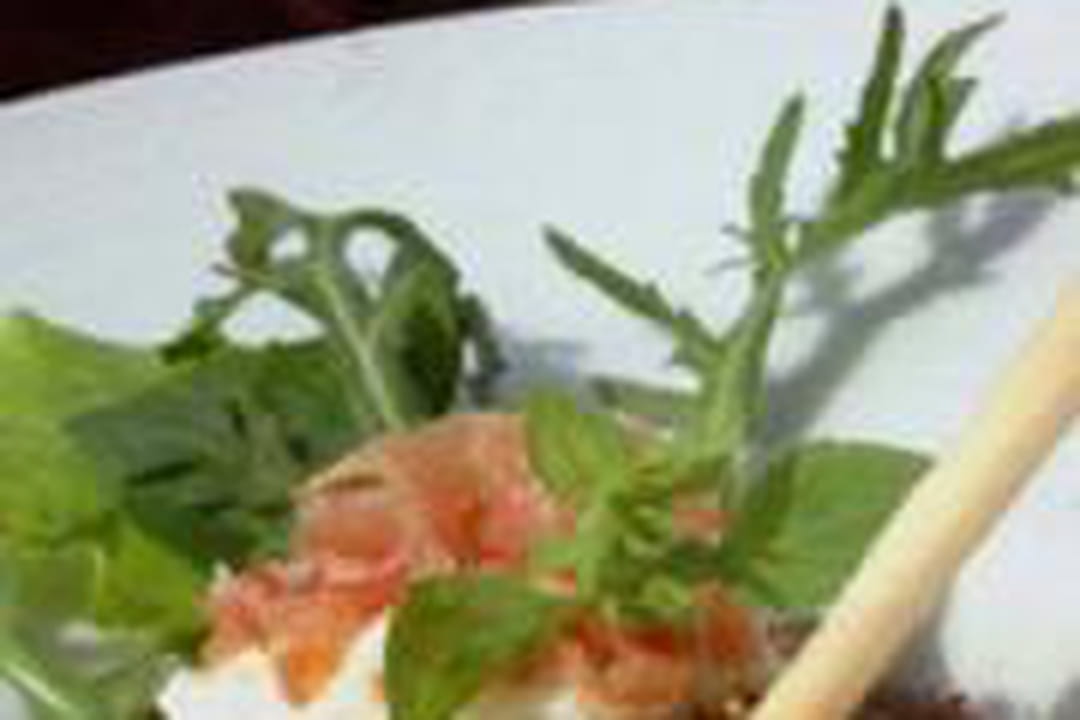 Caviar d'aubergine, brousse, jambon cru et gressin