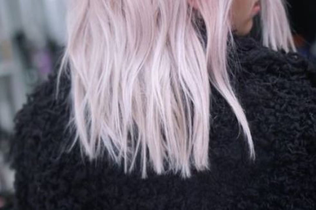Racines rose gold et pointes blond polaire