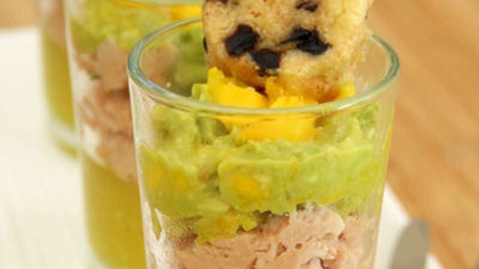 Verrines à la gelée de green zebra, thon et guacamole