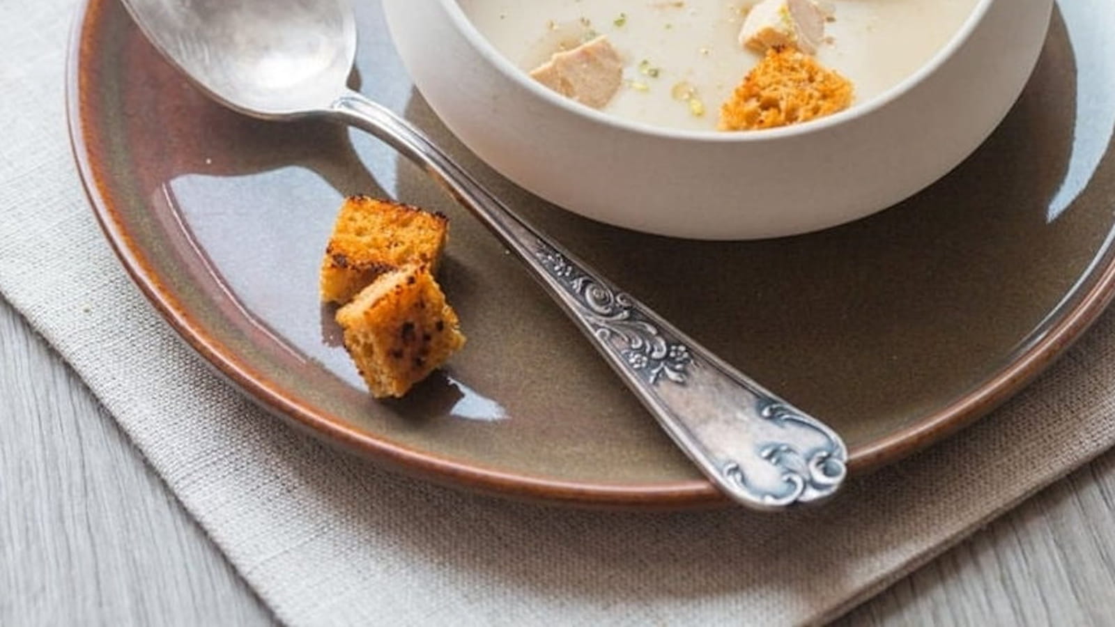 Velouté de châtaignes, cubes de foie gras poêlés et croûtons de pain d'épices