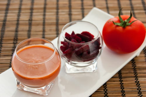 Soupe froide de tomate aromates et betterave accompagné de son gratin de riz à la tomate et aux oignons