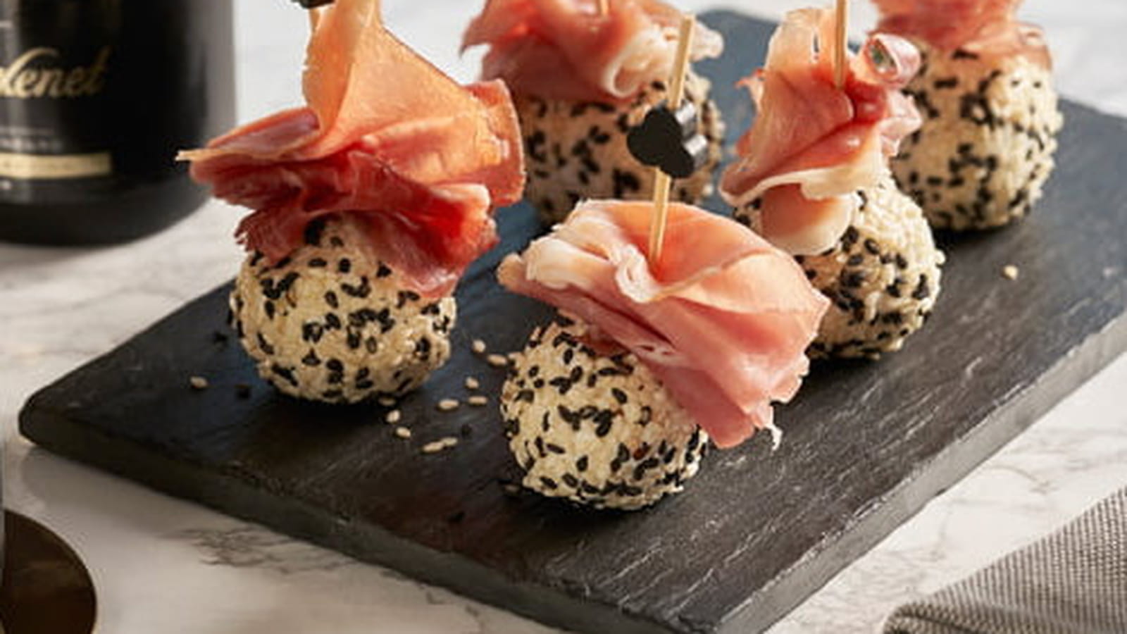 Bouchées de chèvre frais au sésame et jambon serrano