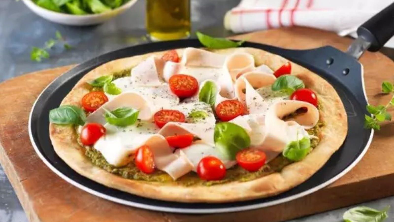 Pizza à la poêle, pesto, poulet et mozzarella