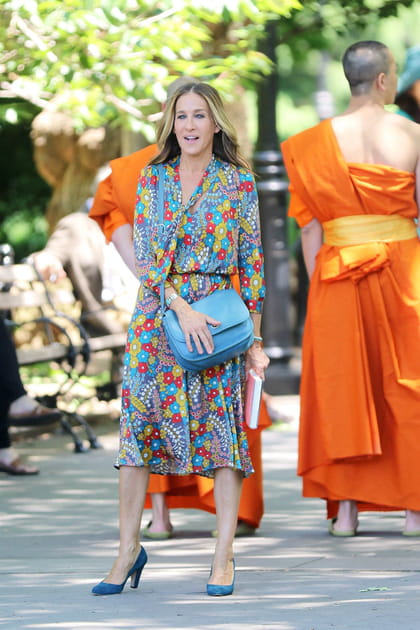 Sarah Jessica Parker en robe mi-longue &agrave; fleurs et grand sac &agrave; main bleu &agrave; bandouli&egrave;re