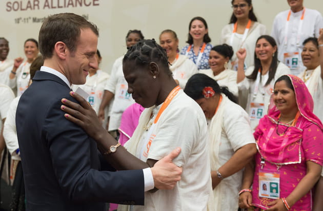 Emmanuel Macron et Kra Affoua Marina, du groupe "Solar Mamas"