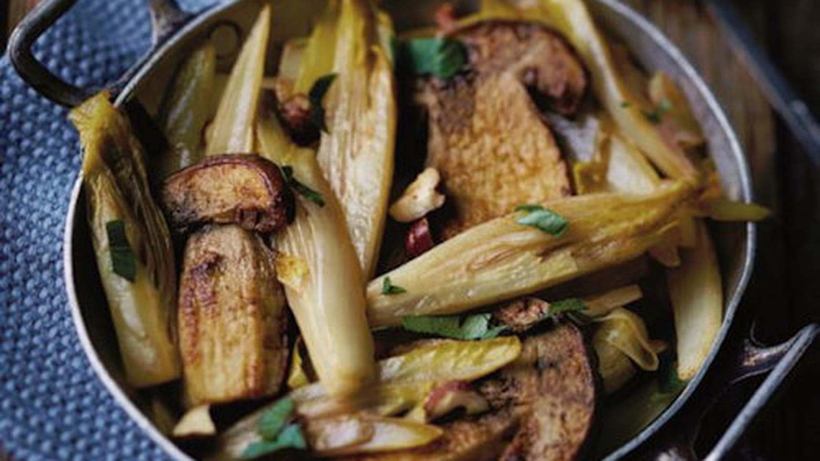 Poêlée d'endives aux cèpes et noisettes