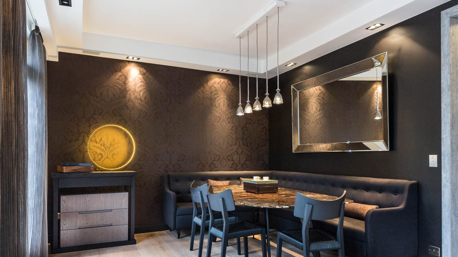 Salle à manger noire