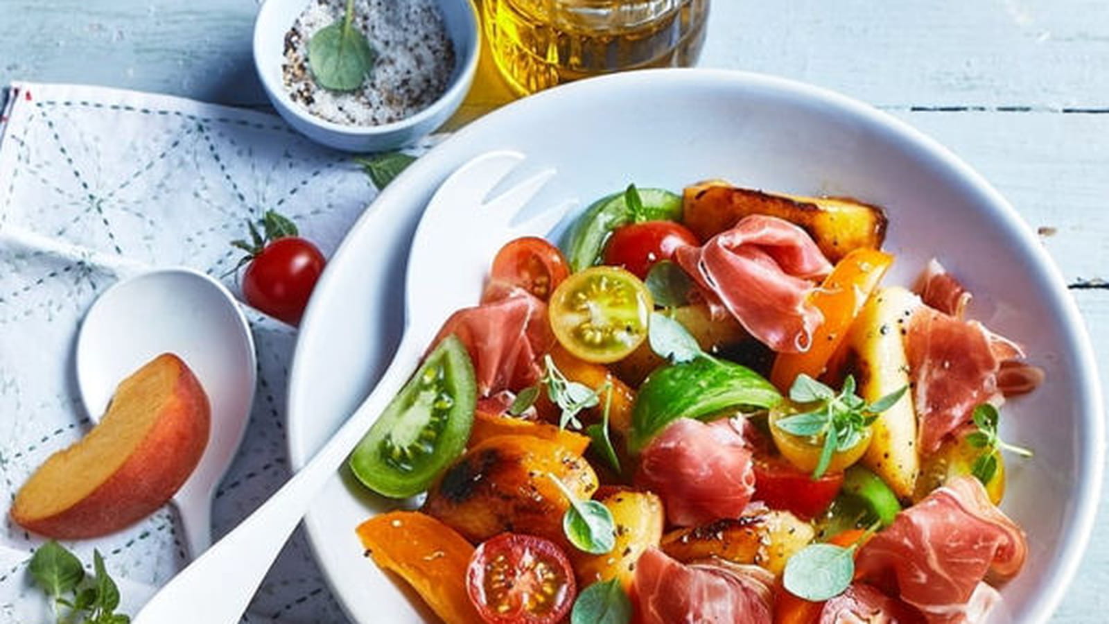 Salade de pêches rôties et jambon Serrano