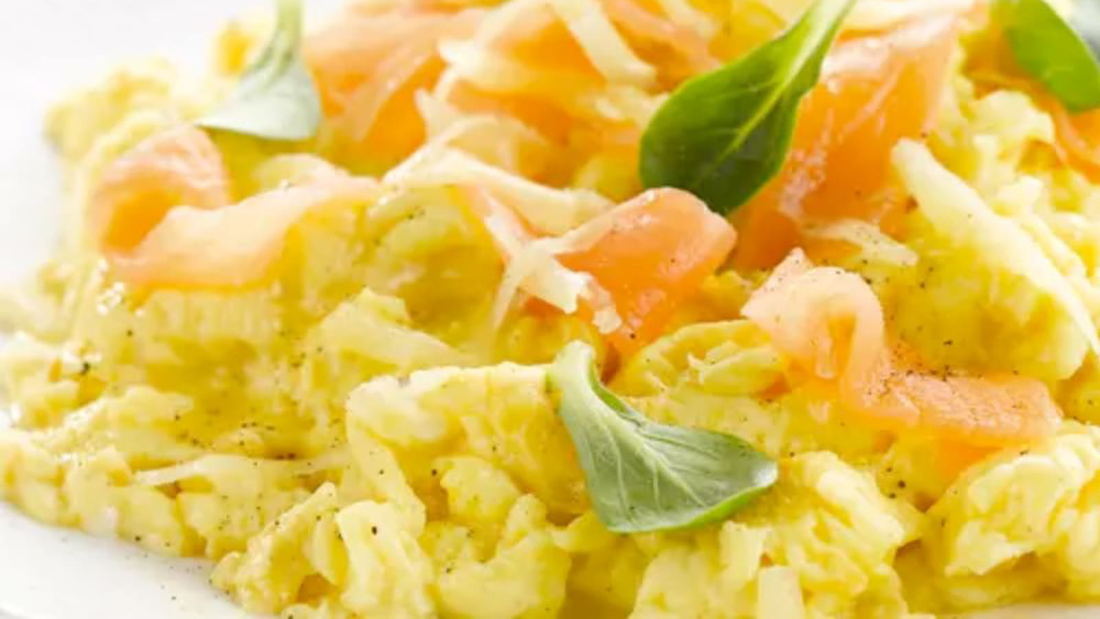 Oeufs brouillés au Comté râpé et saumon fumé