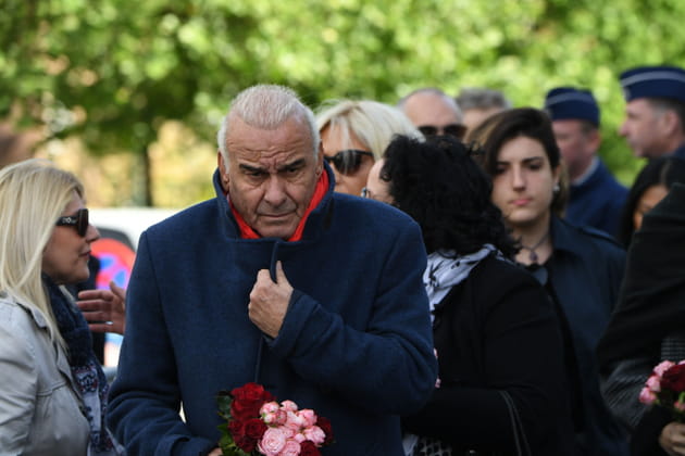 Michel Fugain, un bouquet de fleurs &agrave; la main