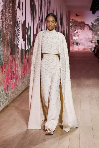 Robe transparente brod&eacute;e de fleurs aper&ccedil;ue sur le d&eacute;fil&eacute; Dior haute couture