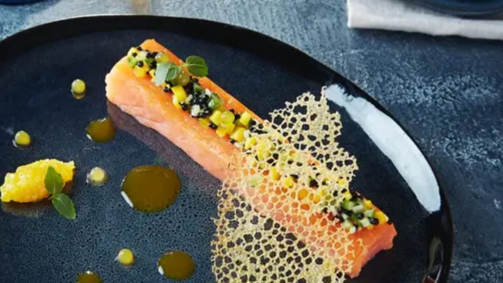 Cœur de saumon fumé vierge mangue et céleri, confit d'agrumes