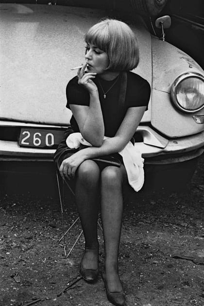 Jeanne Moreau en t-shirt noir et minijupe