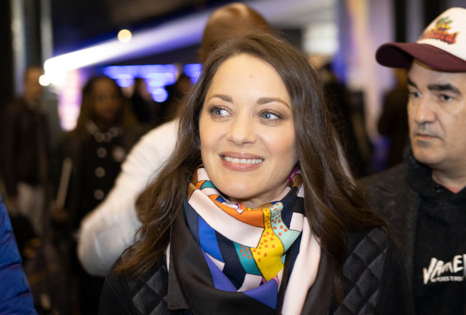 Marion Cotillard porte un foulard haut en couleur