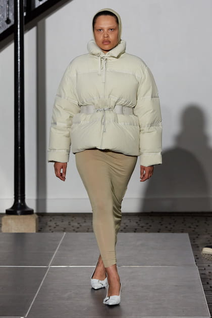 Doudoune blanche et robe longue aper&ccedil;ues sur le d&eacute;fil&eacute; Paloma Wool
