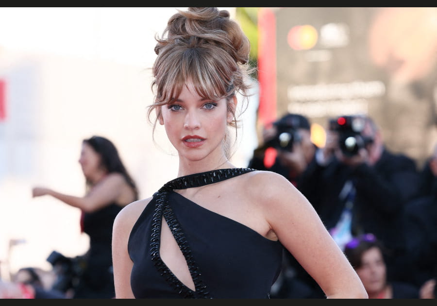 Barbara Palvin, styl&eacute;e avec son chignon cr&ecirc;p&eacute;