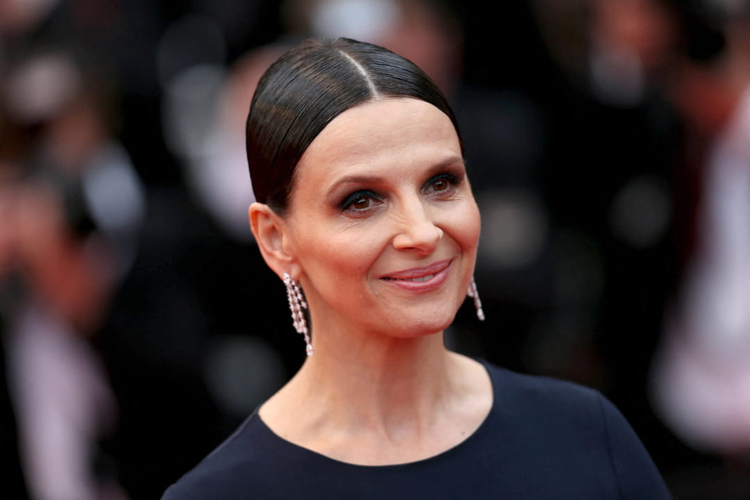 Les cheveux plaqués de Juliette Binoche