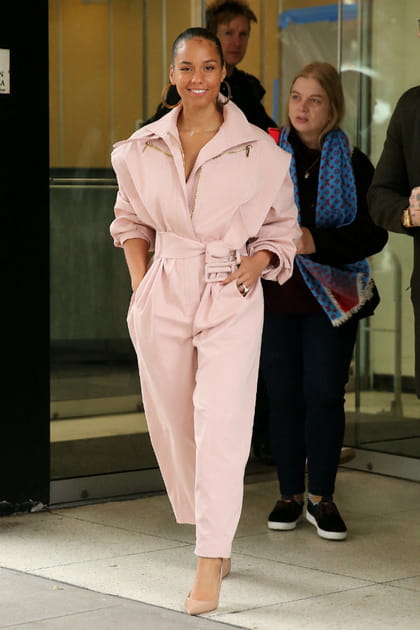 TOP : Alicia Keys en combinaison rose